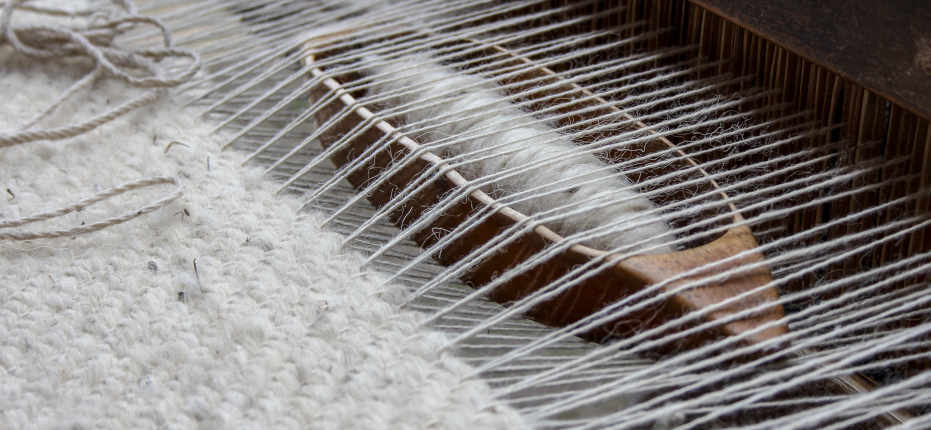 horizontal loom with shuttle