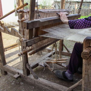 Horizontal looms where blankets are made
