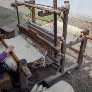 Horizontal looms where blankets are made