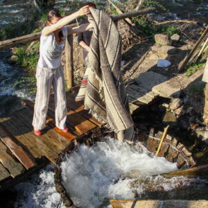Device for washing hand-woven blankets